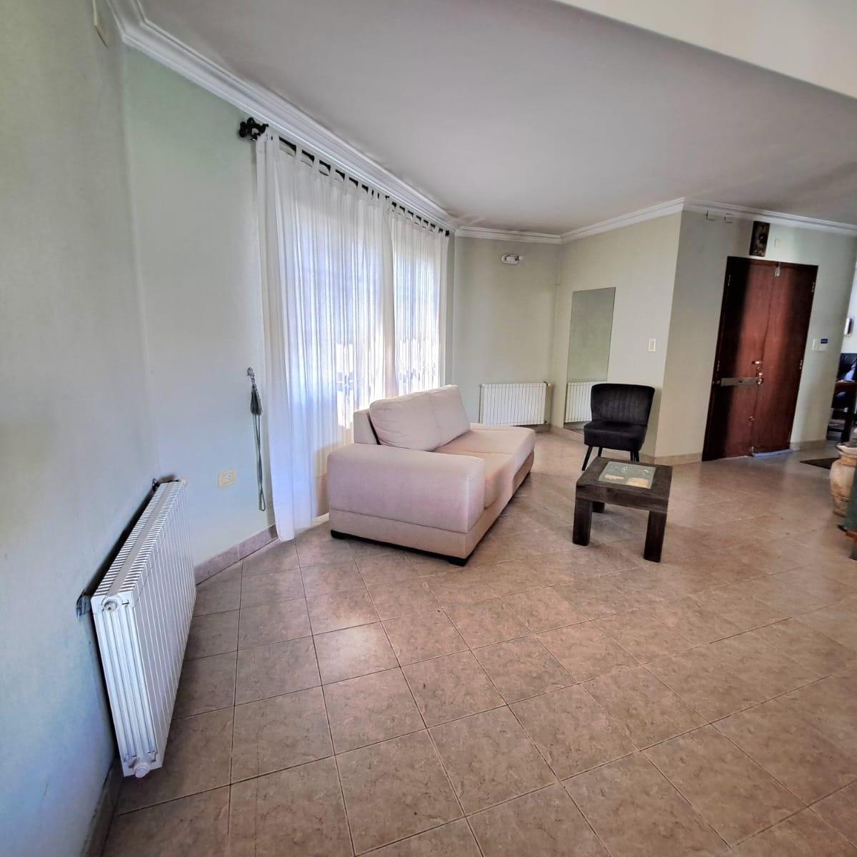 Importante Casa Desarrollada en 2 Plantas. 3