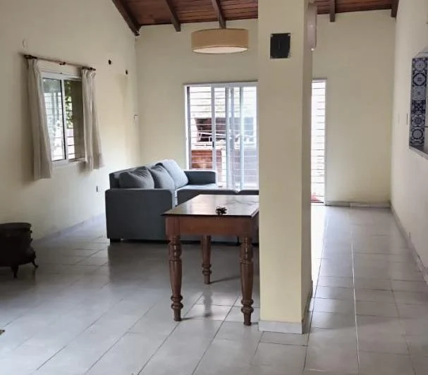 Se alquila casa  de 2 dormitorios zona Regatas Rcia. 5