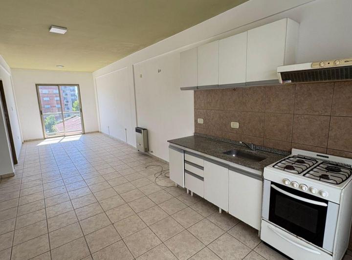 14 e/ 63 y 64 ️Amplio departamento de un dormitorio con Cochera ️ 2