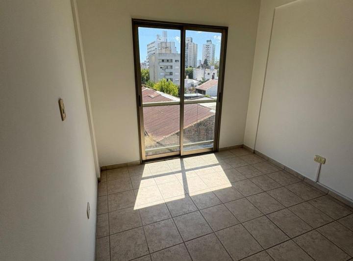 14 e/ 63 y 64 ️Amplio departamento de un dormitorio con Cochera ️ 4