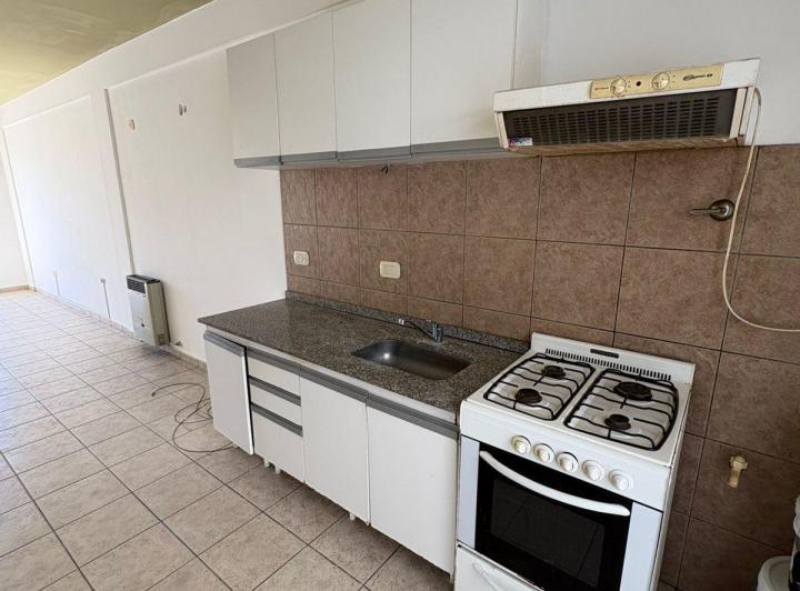 14 e/ 63 y 64 ️Amplio departamento de un dormitorio con Cochera ️ 3