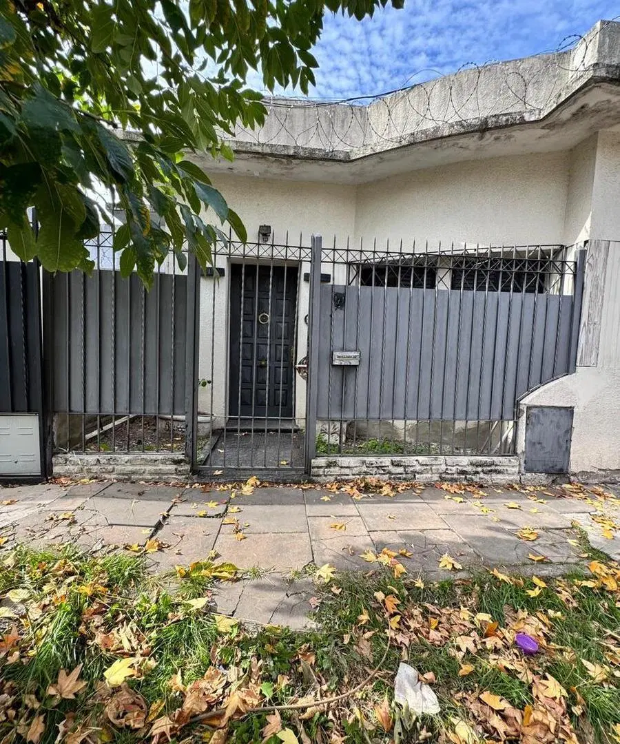 Casa con Patio en Castelar, Aristobulo del Valle al 300 5