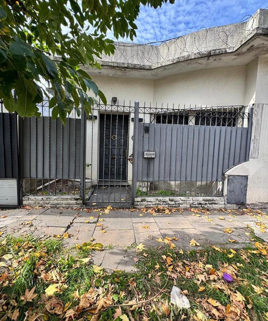 Foto de Casa con Patio en Castelar, Aristobulo del Valle al 300, imagen 1