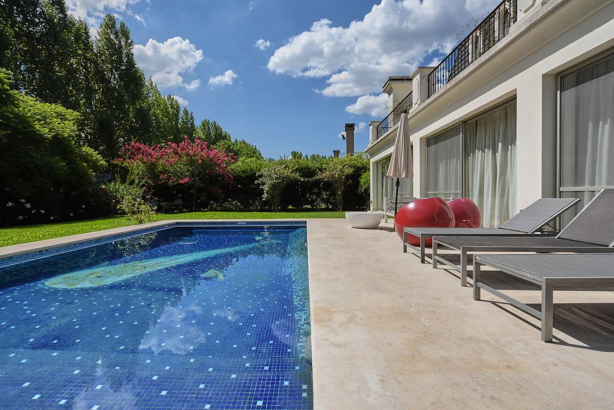 Residencia 5 amb. con piscina, jardín y playroom – La Lomada de Pilar