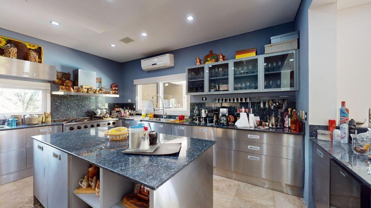 Foto de Casa De Estilo Francés Moderno | 11 Amb | 900 M2 Sobre Lote De 2.047 M2, imagen 2