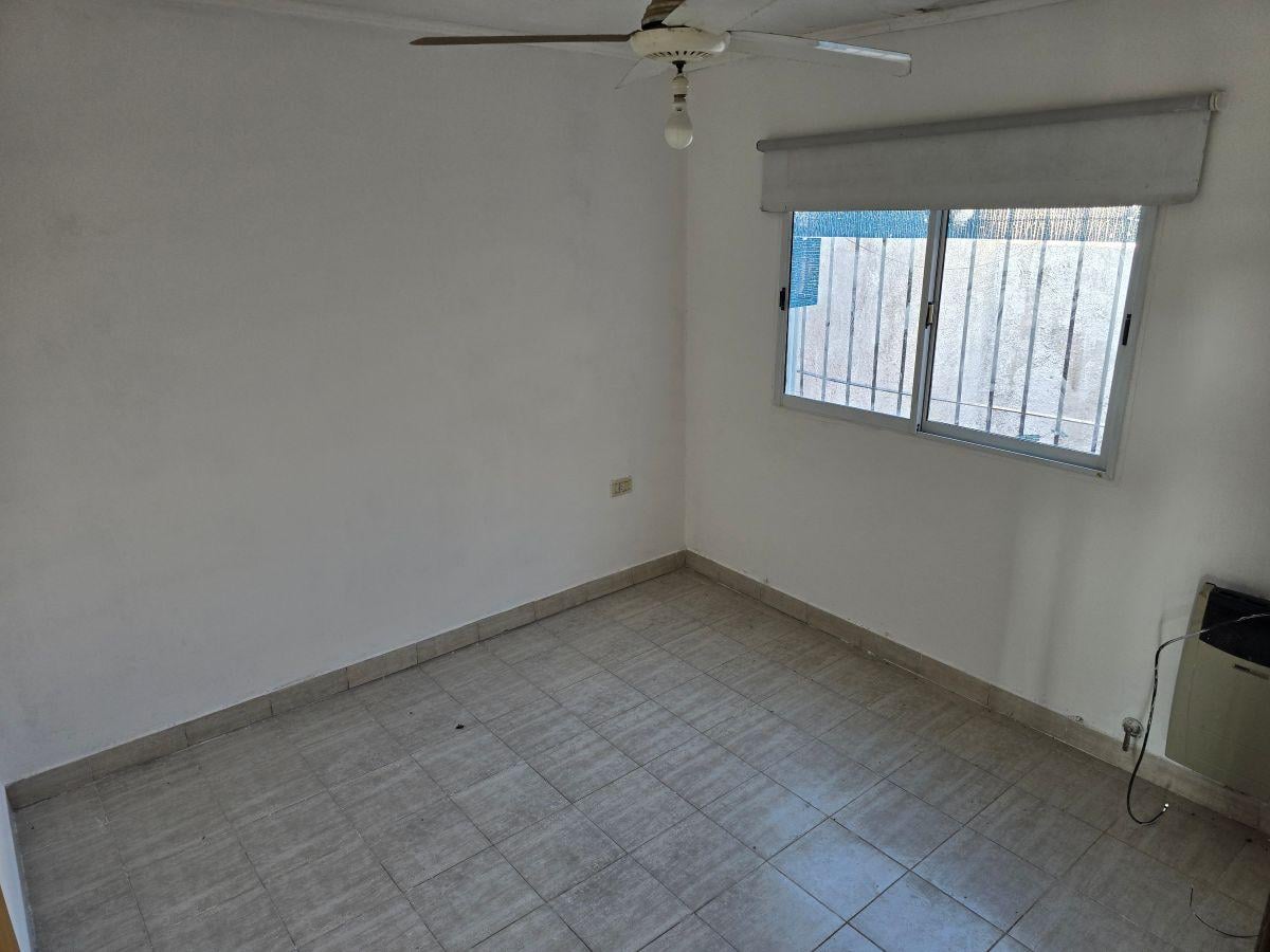 Foto de Casa en Oro Verde dos dormitorios con cochera a refaccionar, imagen 5