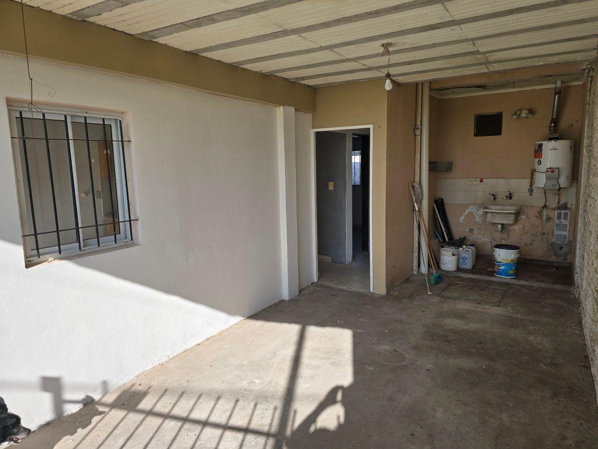 Casa en Oro Verde dos dormitorios con cochera a refaccionar