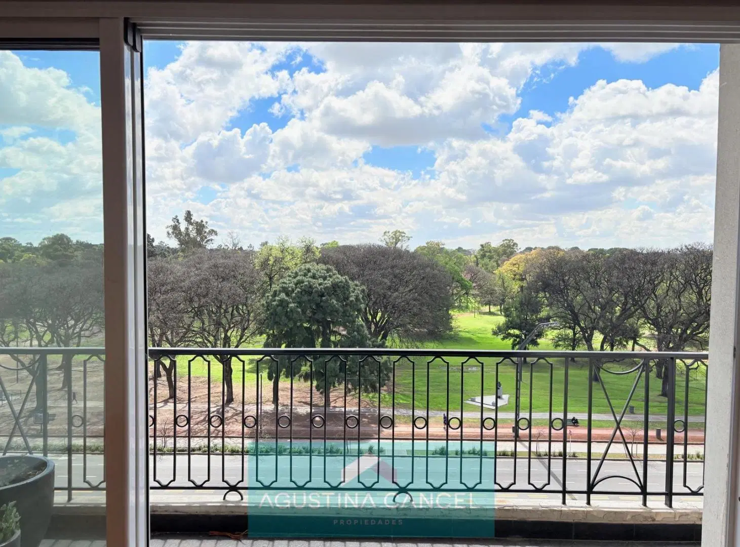 Venta Av. Libertador vista jardines edifico frances cochera vig 24 hs 2
