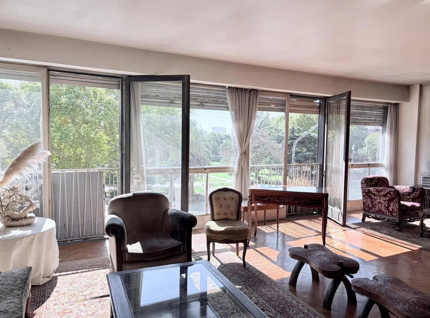 Departamento 5 dormitorios en venta en Recoleta sobre Av. del Libertador frente a plaza, todo verde. 3