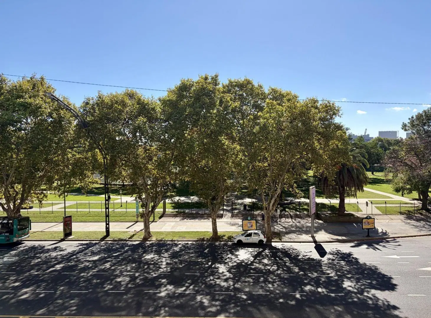Departamento 5 dormitorios en venta en Recoleta sobre Av. del Libertador frente a plaza, todo verde. 8