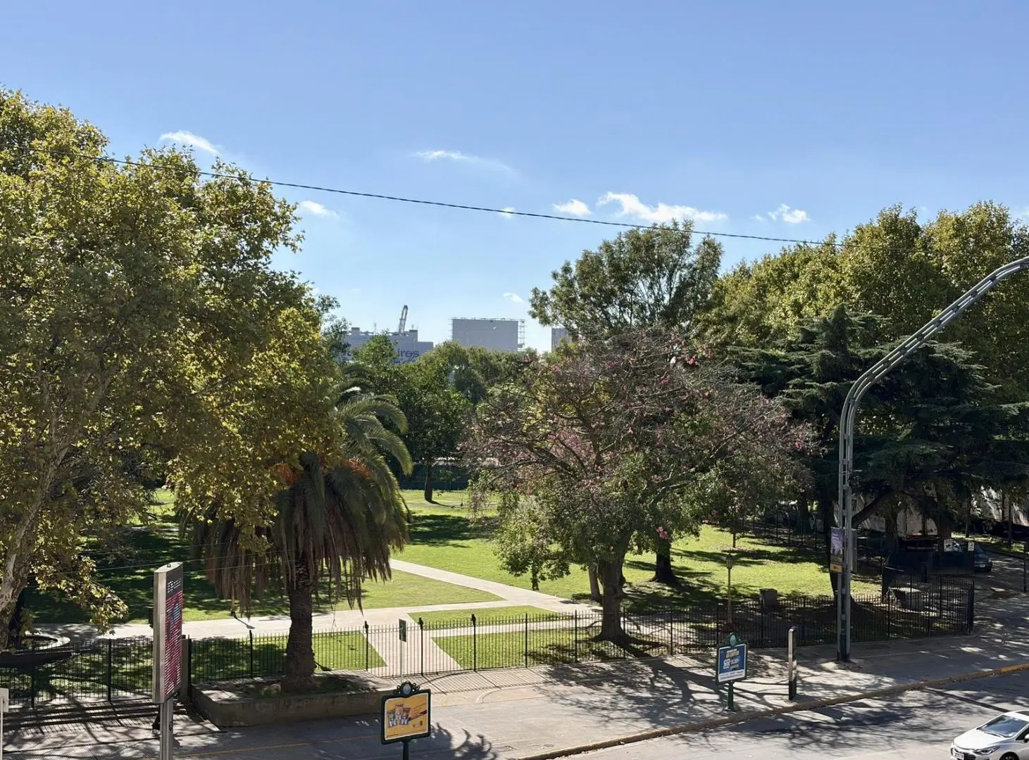 Departamento 5 dormitorios en venta en Recoleta sobre Av. del Libertador frente a plaza, todo verde. 4