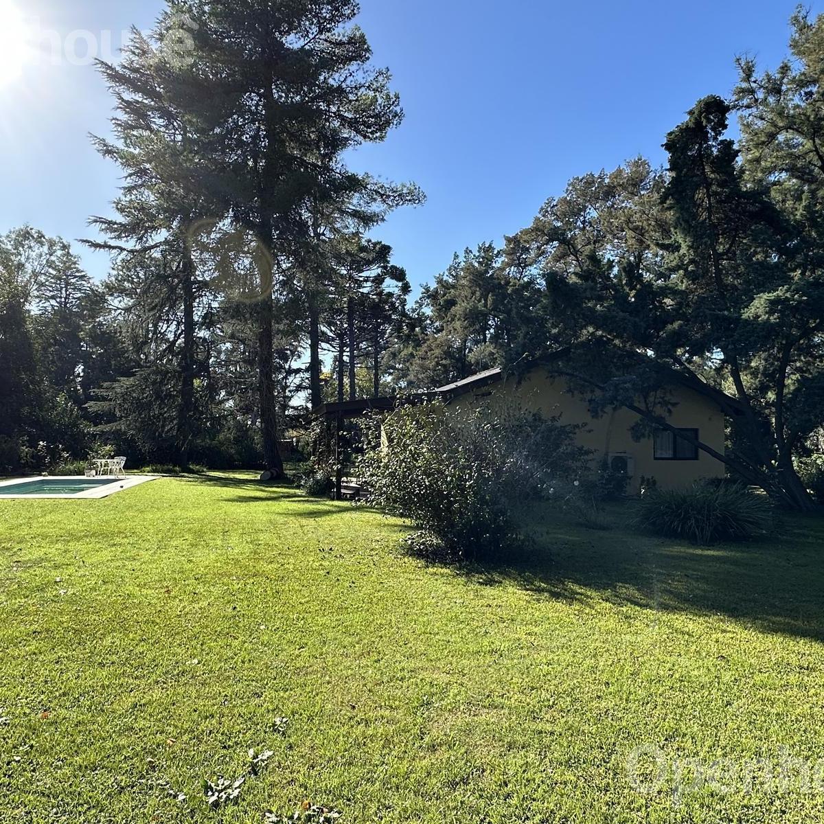 Foto de VENTA LOTE DE 1300 M2 EN ROBLES DEL MONARCA!! ESCRITURA INMEDIATA, imagen 3