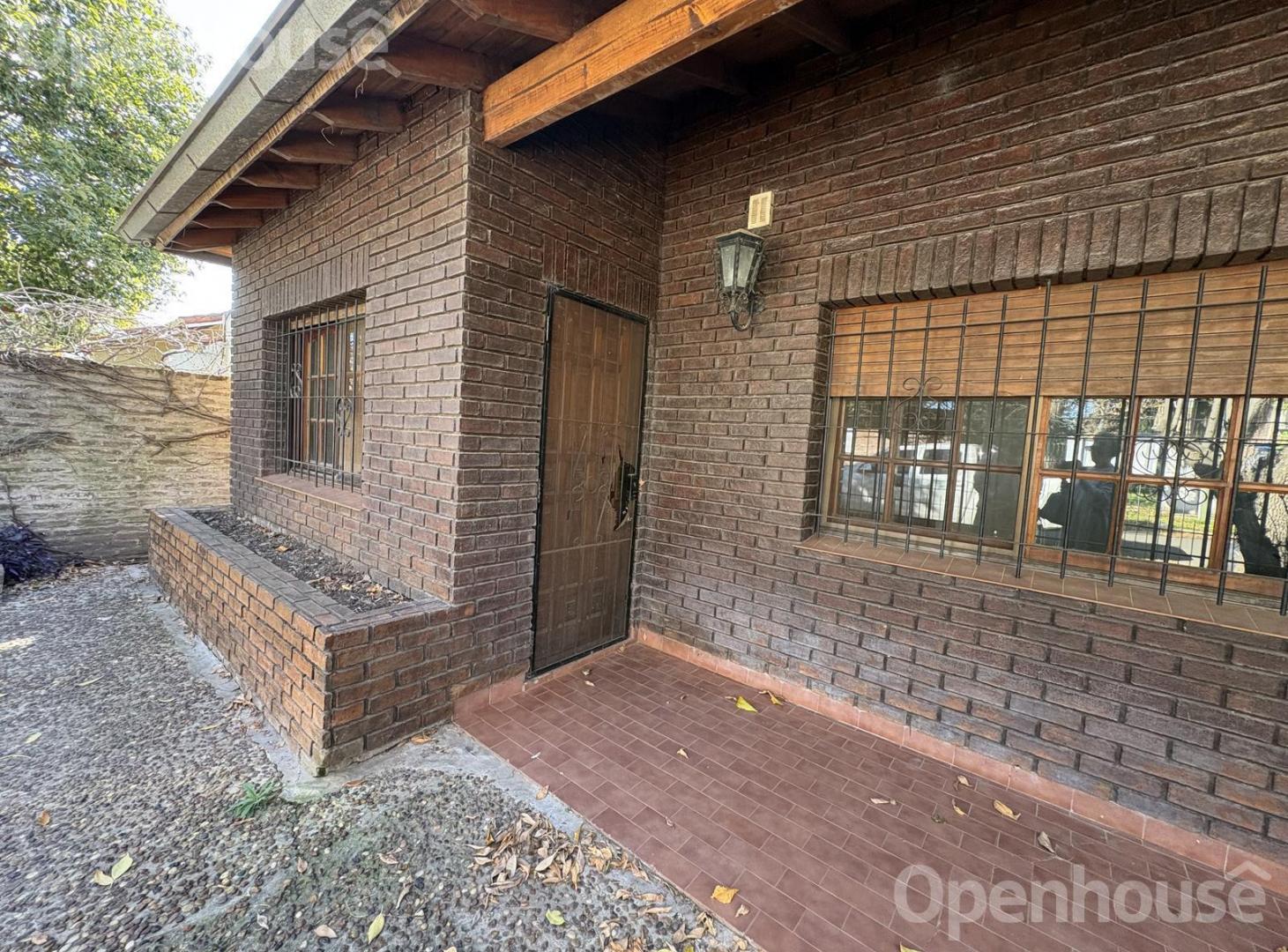 VENTA-CASA EN CENTRO DE DERQUI- EXCELENTE UBICACION