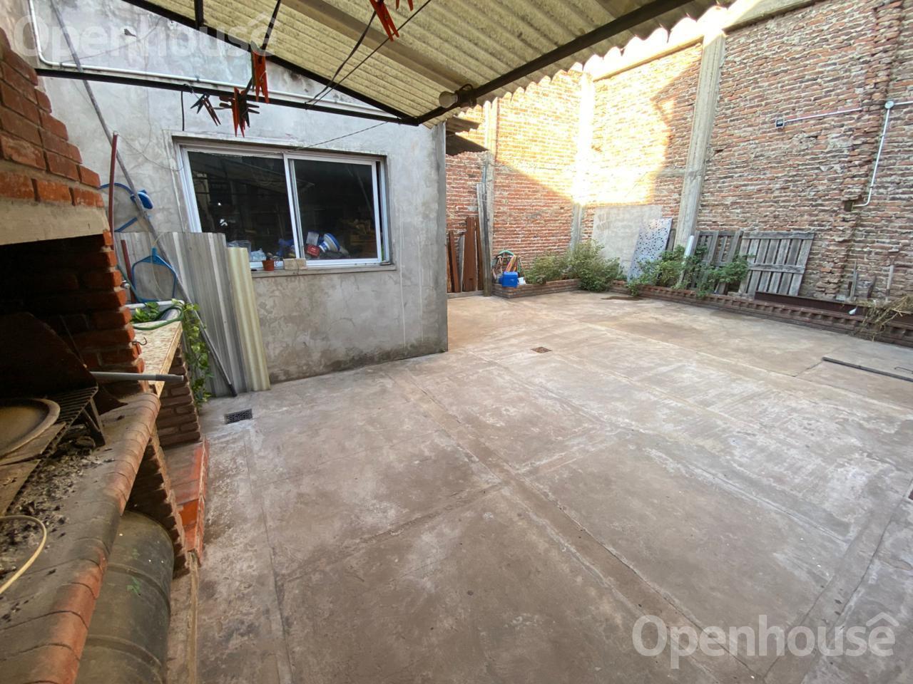 VENTA Casa 4 ambientes con cochera, patio, terraza y parrilla