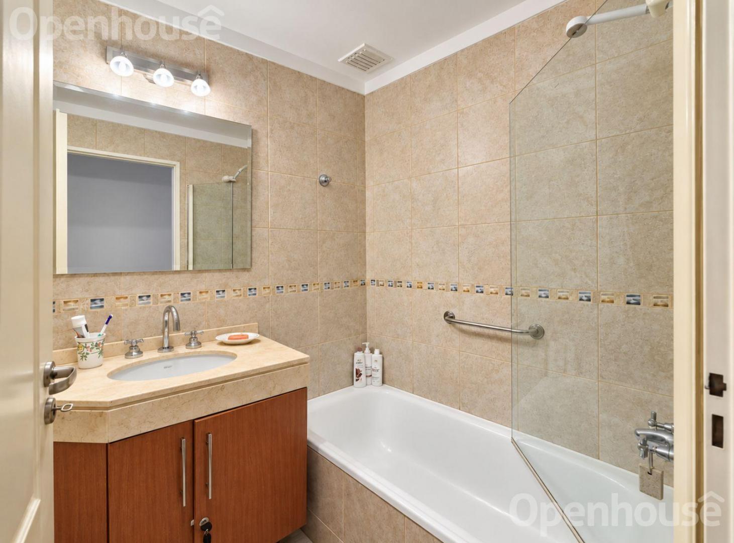 Foto de Semipiso de categoria / 4 ambientes + dependencia, cochera y piscina., imagen 3