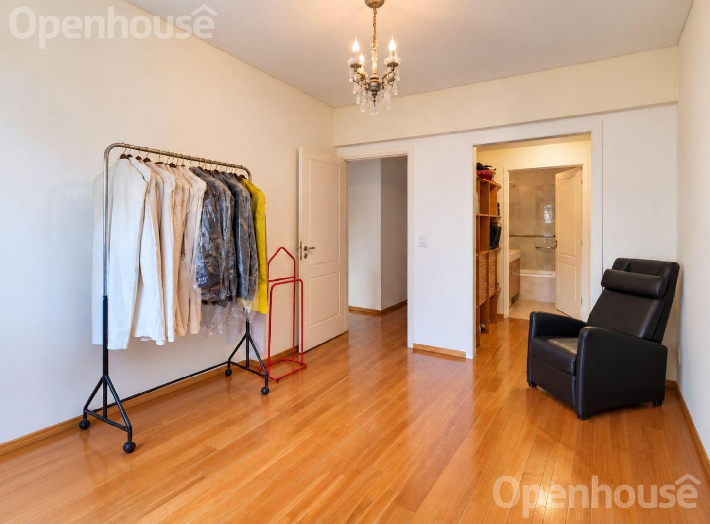 Foto de Semipiso de categoria / 4 ambientes + dependencia, cochera y piscina., imagen 4