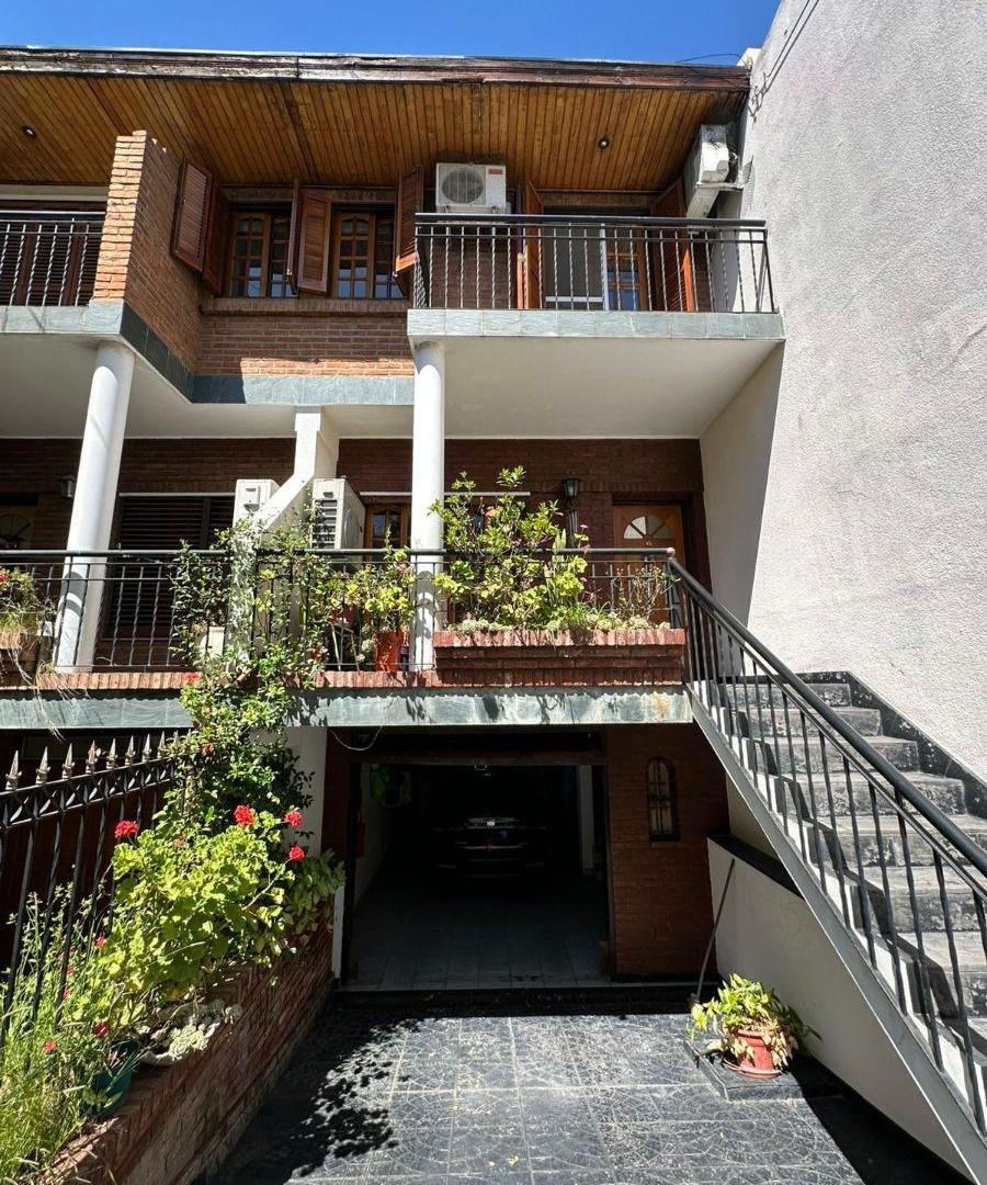 Triplex 4 Ambientes Con Garaje, Patio y Dependencia