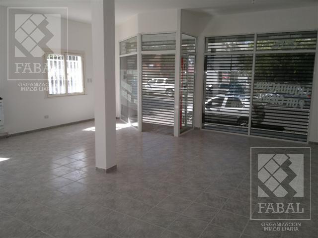 Terreno venta Centro, con local de 72 m2, 2 departamentos de 102 m2 y 3 cocheras