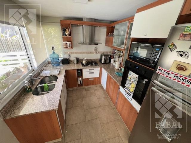 Casa venta La Comarca, Centenario, 3/4 dormitorios, 3 baños, cochera y jardín con pileta