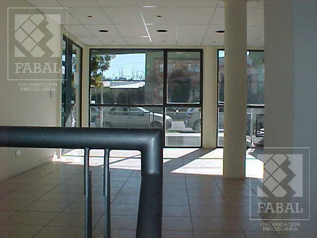 Local / oficina venta centro, 240 m2 en 2 plantas, con cocina, baño y cochera