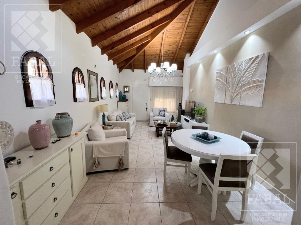 Casa Venta Cipolletti, Barrio San Lorenzo, 3 Dorm., 3 Baños, Quincho - Garaje y Patio 4