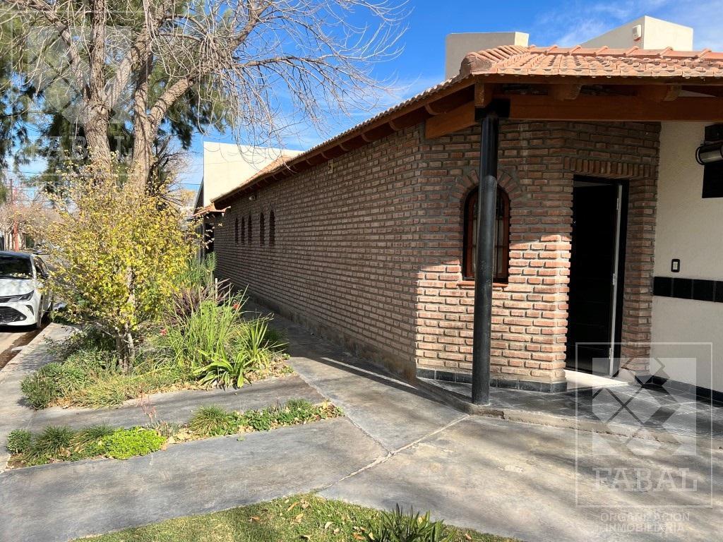 Casa Venta Cipolletti, Barrio San Lorenzo, 3 Dorm., 3 Baños, Quincho - Garaje y Patio 1