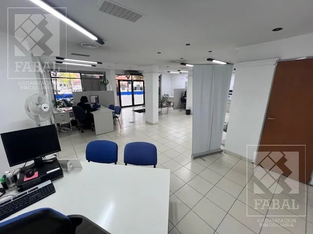 Local alquiler centro, 360 m2 en dos plantas, con salón comercial, oficinas y 4 baños 1