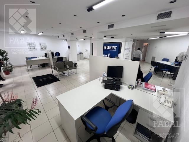 Local alquiler centro, 360 m2 en dos plantas, con salón comercial, oficinas y 4 baños 2