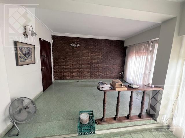 Oficina alquiler Centro, 240 m2 con 7 privados, 4 baños, patio con parrilla y cocheras 5