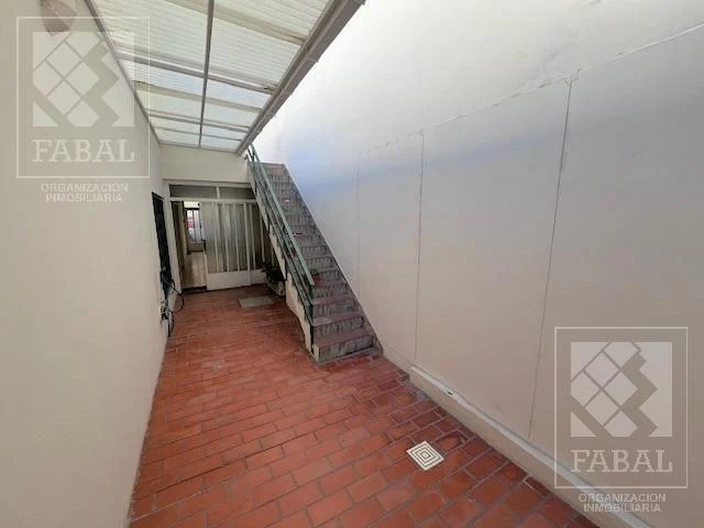 Oficina alquiler Centro, 240 m2 con 7 privados, 4 baños, patio con parrilla y cocheras 3