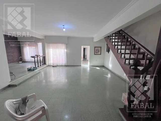 Oficina alquiler Centro, 240 m2 con 7 privados, 4 baños, patio con parrilla y cocheras 4
