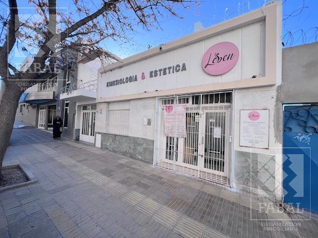 Oficina alquiler Centro, 240 m2 con 7 privados, 4 baños, patio con parrilla y cocheras 2