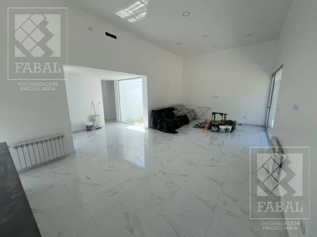 Casa alquiler Los Canales, Plottier, 2 dormitorios, 2 baños, jardín y entrada para autos 3