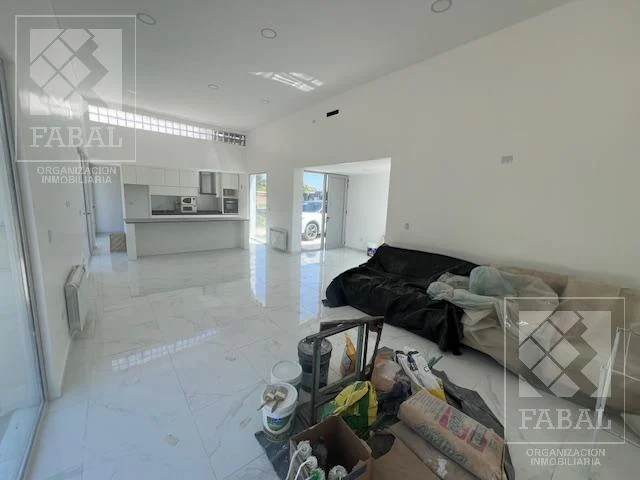 Casa alquiler Los Canales, Plottier, 2 dormitorios, 2 baños, jardín y entrada para autos 5