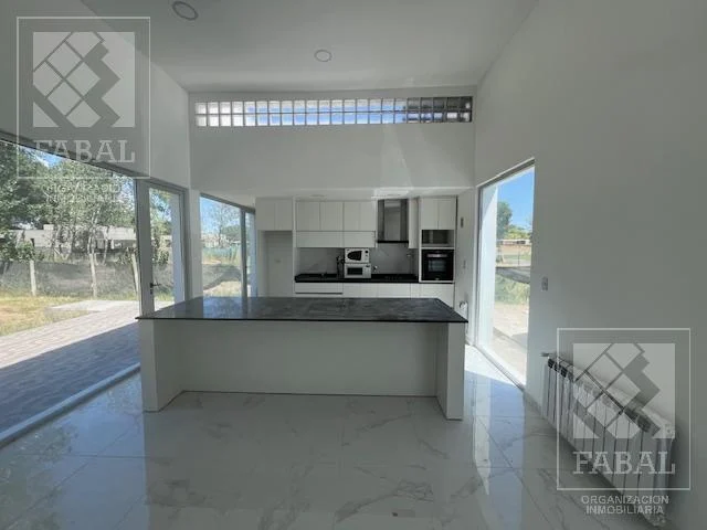Casa alquiler Los Canales, Plottier, 2 dormitorios, 2 baños, jardín y entrada para autos 4