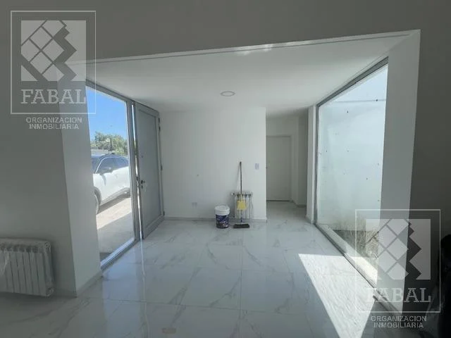 Casa alquiler Los Canales, Plottier, 2 dormitorios, 2 baños, jardín y entrada para autos 1