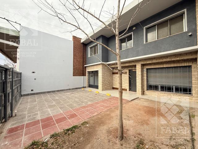 Local con oficinas alquiler centro bajo, 233 m2 con 8 privados, 3 baños, jardín y 2 cocheras 5