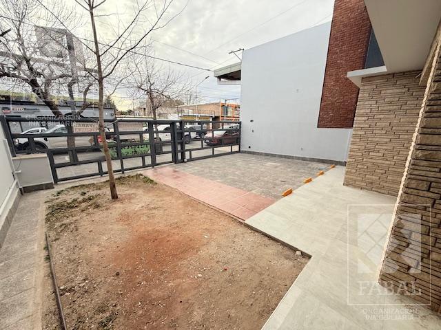 Local con oficinas alquiler centro bajo, 233 m2 con 8 privados, 3 baños, jardín y 2 cocheras 4