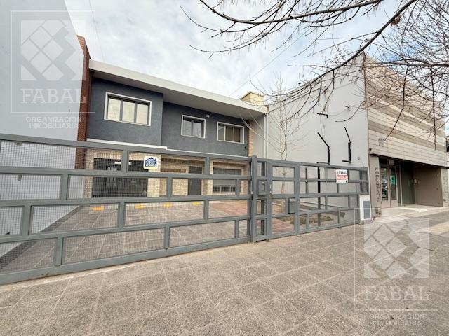 Local con oficinas alquiler centro bajo, 233 m2 con 8 privados, 3 baños, jardín y 2 cocheras 1