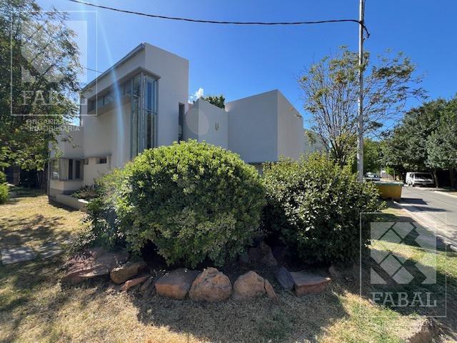 Casa alquiler Barreneche, 3 dormitorios, 3 baños, escritorio, quincho-garaje x 2 autos y jardín 1