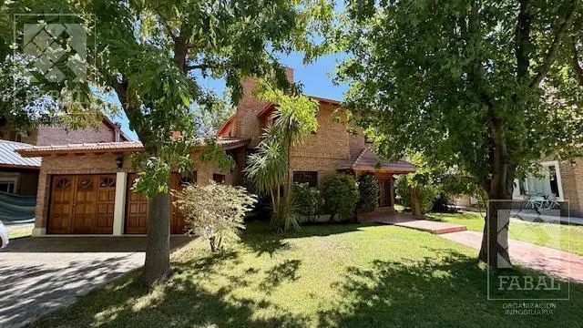 Casa venta Rincón Club de Campo, 3 dormitorios, 3 baños, quincho-garaje y jardín 3