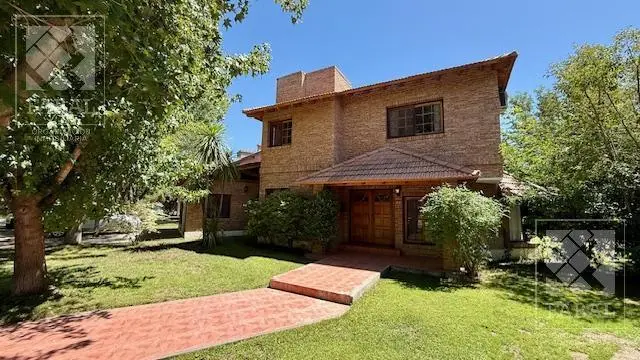 Casa venta Rincón Club de Campo, 3 dormitorios, 3 baños, quincho-garaje y jardín 2