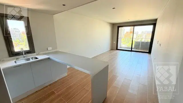 Monoambiente alquiler centro, con baño y balcón 3