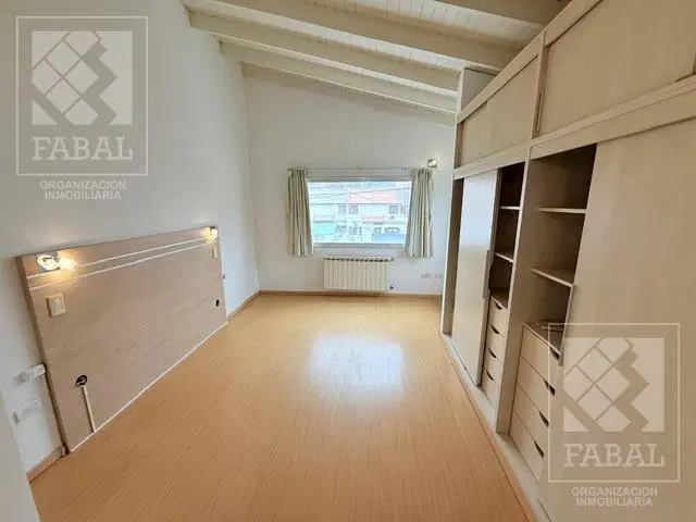 Casa alquiler Santa Genoveva, 4 dormitorios, 3 baños, jardín con parrilla y cochera doble 5