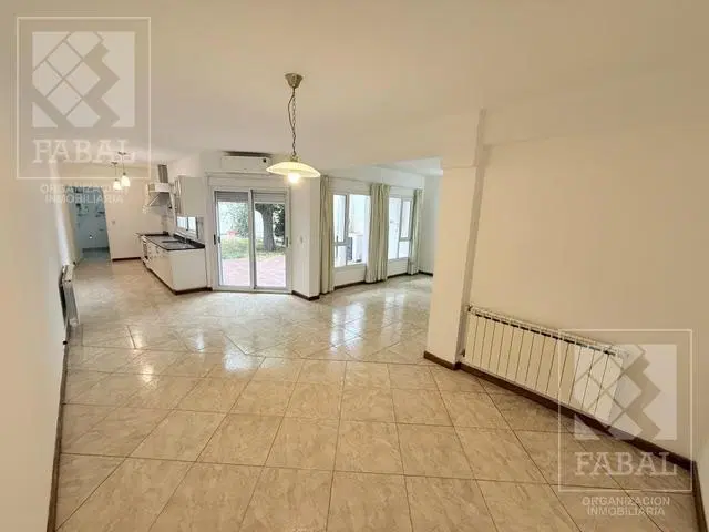Casa alquiler Santa Genoveva, 4 dormitorios, 3 baños, jardín con parrilla y cochera doble 4