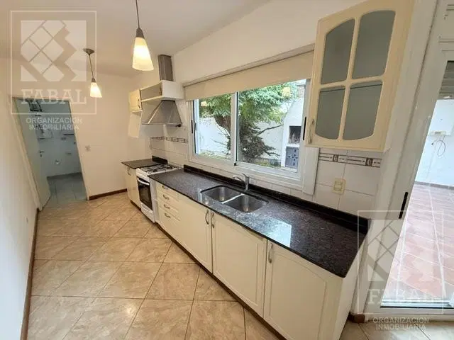 Casa alquiler Santa Genoveva, 4 dormitorios, 3 baños, jardín con parrilla y cochera doble 2