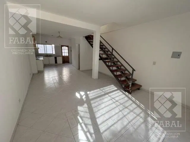 Casa alquiler María Auxiliadora, 2 dormitorios, 2 baños, patio y cochera 1