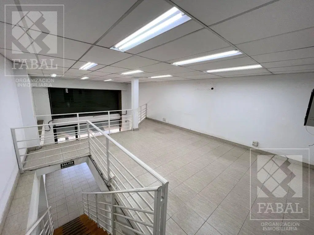 Local con oficinas y depósito alquiler centro sur, 390 m2 con patio y cocheras 8