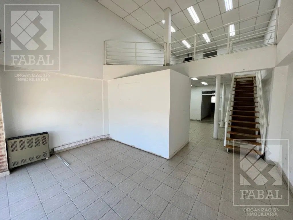 Local con oficinas y depósito alquiler centro sur, 390 m2 con patio y cocheras 3