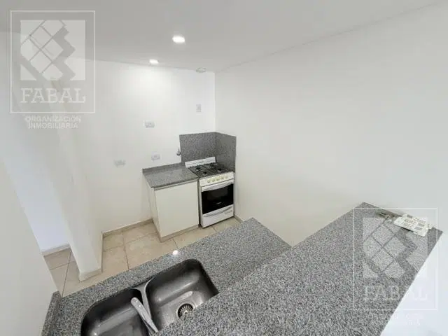 Departamento alquiler centro, 2 dormitorios, baño, balcón y cochera 2